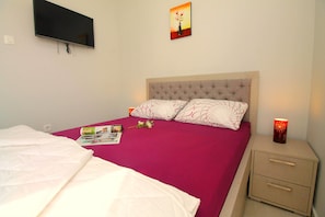 Basic Apartment, Sea View | Desk, soundproofing, iron/ironing board, free cribs/infant beds - Lilian App (Budva)
