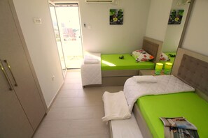 Basic Apartment, Sea View | Desk, soundproofing, iron/ironing board, free cribs/infant beds - Lilian App (Budva)