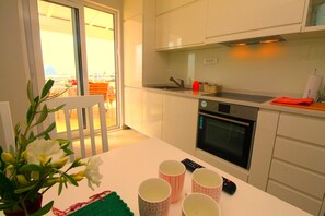 Basic Apartment, Sea View | Private kitchen | Fridge, oven, stovetop, dishwasher - Lilian App (Budva)