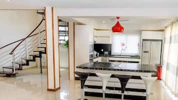 Deluxe Apartment | Private kitchen | Full-sized fridge, microwave, oven, stovetop