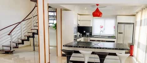 Deluxe Apartment | Private kitchen | Full-size fridge, microwave, oven, stovetop