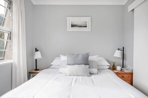 1 bedroom - Surf Way Beach Cottage with the sound of waves and beautiful sunsets a step away (Cape Town)