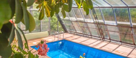 من حمّامات السباحة المغطاة، حمّام سباحة مُدفَّأ