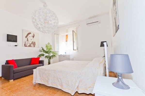 Premium bedding, memory-foam beds, rollaway beds, free WiFi - CasaHotel SurLaMer (Syracuse)