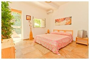 Premium bedding, memory-foam beds, rollaway beds, free WiFi - CasaHotel SurLaMer (Syracuse)