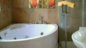 Asciugacapelli, bidet, asciugamani, sapone
