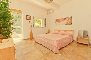 Premium bedding, memory-foam beds, rollaway beds, free WiFi - CasaHotel SurLaMer (Syracuse)