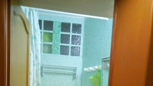 Een badkamer met een bad, toilet en wastafel.