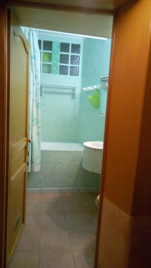 Ensemble douche/baignoire, savon, papier toilette