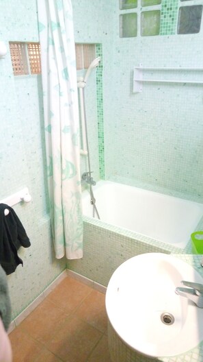 Combined shower/tub, soap, toilet paper - Studio 40m ² furnished fully equipped in the DRC (Salses-le-Château)