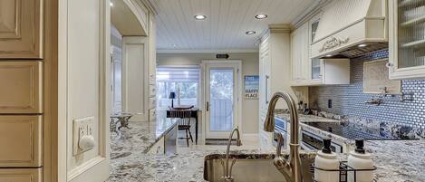 Kühlschrank, Mikrowelle, Herdplatte, Geschirrspüler