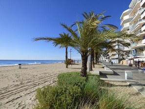 Beach nearby - Apartment 1 room (2 people) at 50 m beach with pool (Calafell)