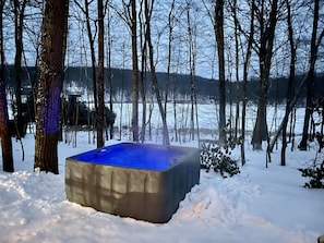Bañera de hidromasaje al aire libre