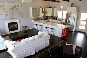 Smart TV, fireplace, DVD player, table tennis
