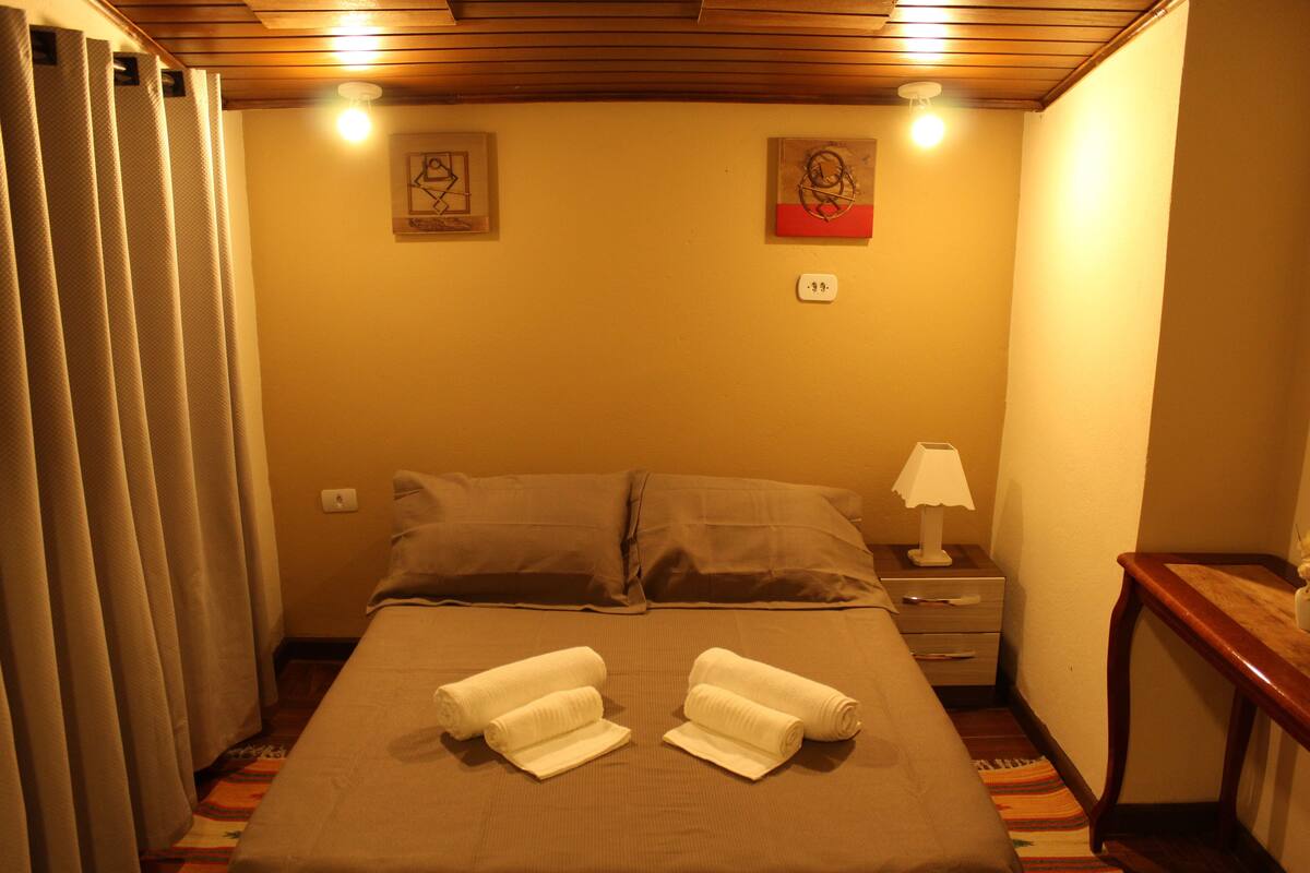3 bedrooms, hypo-allergenic bedding, blackout curtains