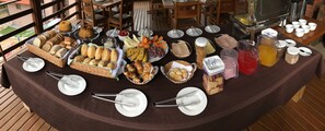 Free daily buffet breakfast