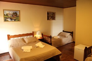 3 bedrooms, hypo-allergenic bedding, blackout curtains