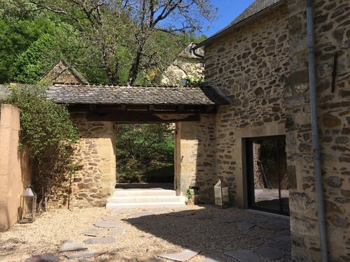 Magnifique maison 18ème dans hameau privé avec piscine 