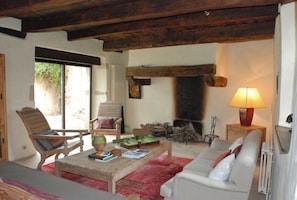 Cheminée, livres, chaßne hi-fi