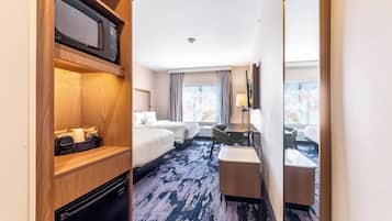 Habitación, 2 camas de matrimonio | Escritorio y espacio para trabajar con un portátil