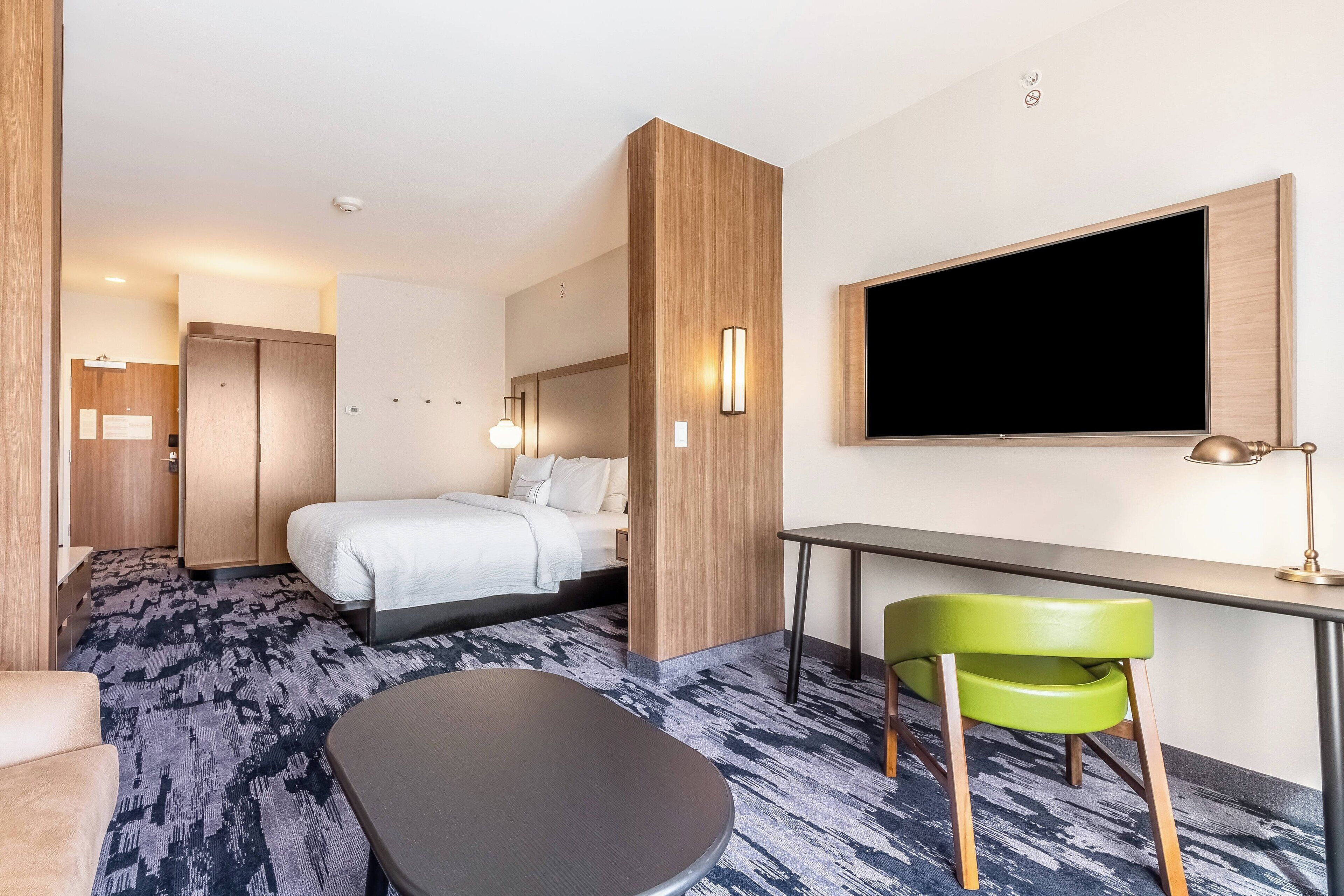 Habitación, 1 cama King size | Escritorio y espacio para trabajar con laptop 