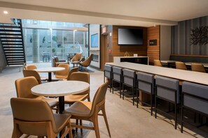 Free daily buffet breakfast - TownePlace Suites by Marriott New York Long Island City/Manhattan View (Long Island City)
