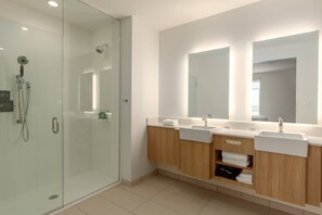 Shower, hair dryer, towels - SpringHill Suites by Marriott Bradenton Downtown/Riverfront (Bradenton)