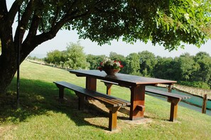 Outdoor dining - Casale Il Colle: Private Villa  just 15 minutes far from Assisi (Deruta)