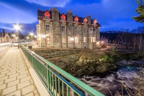 Appartement | Façade de l’hébergement - soirée/nuit