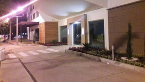 Front of property – evening/night - Hotel Valle de San Nicolas (Rionegro)