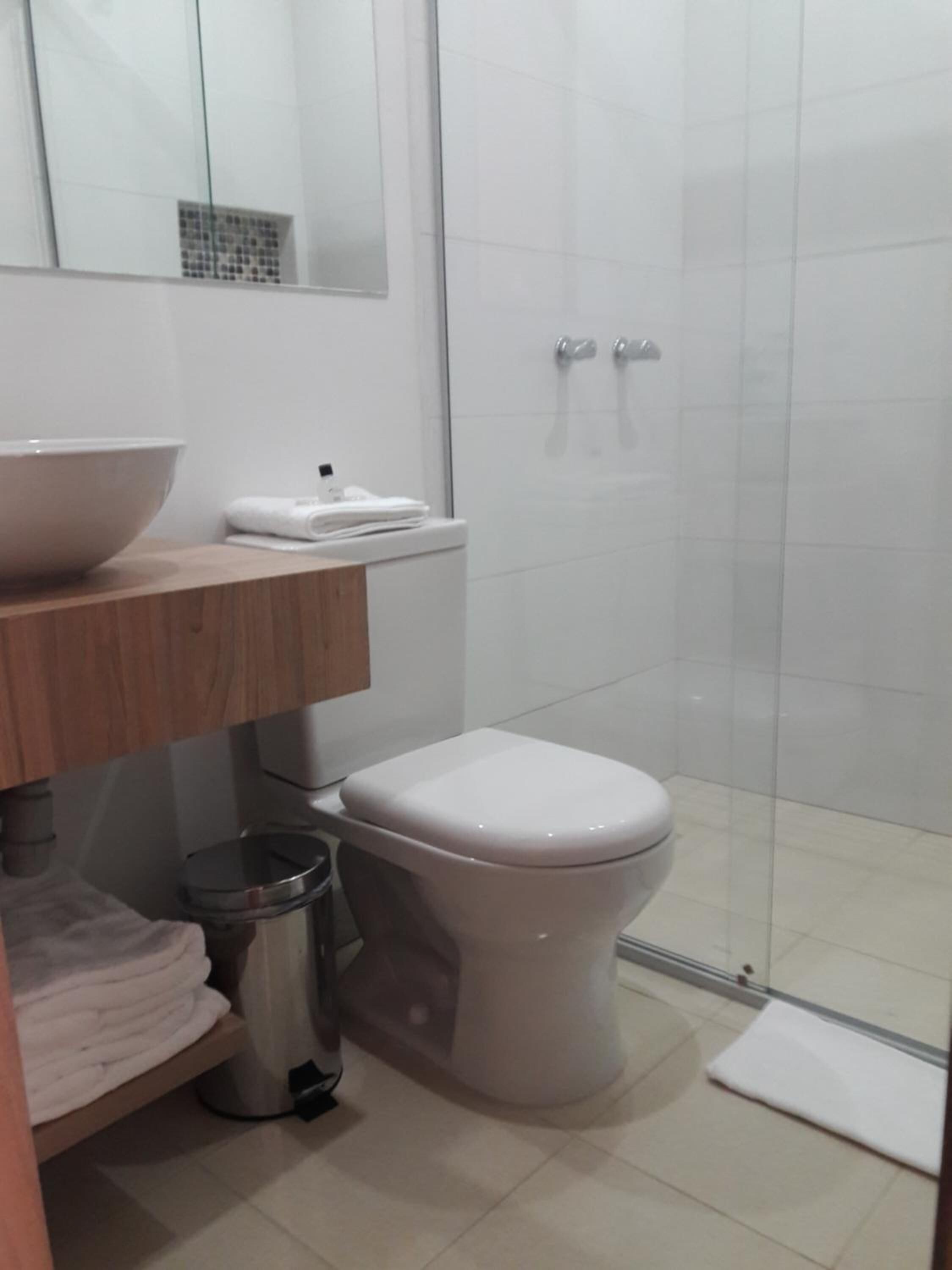 shower, rainfall showerhead, free toiletries, hair dryer