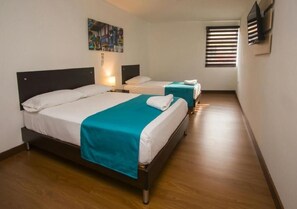 デスク、WiFi (無料)、ベッドシーツ