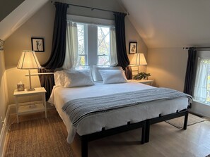 5 soverom, skrivebord, strykejern/-brett og reiseseng for barn