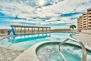 A heated pool - BEAUTIFULLY DECORATED BEACH FRONT! 1 FREE BEACH CHAIR SET UP DAILY! (Destin)