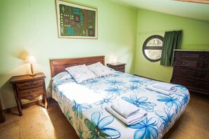 5 bedrooms, WiFi, bed sheets - House for 14 people and heated community pool (S. Sta. to P. Dec.) (Riudaura)