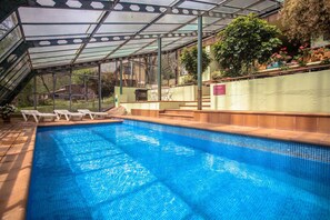 Indoor pool, a heated pool - House for 14 people and heated community pool (S. Sta. to P. Dec.) (Riudaura)