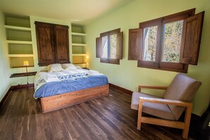 5 bedrooms, WiFi, bed sheets - House for 14 people and heated community pool (S. Sta. to P. Dec.) (Riudaura)
