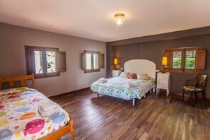 5 bedrooms, WiFi, bed sheets - House for 14 people and heated community pool (S. Sta. to P. Dec.) (Riudaura)