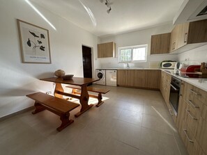 冰箱、微波炉、烤箱、炉灶