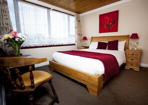 Individually decorated, individually furnished, desk, free WiFi - Fort Conan Hotel (Duncannon)