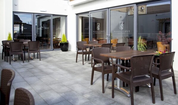 Terrace/patio - Fort Conan Hotel (Duncannon)
