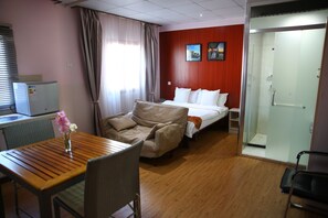 Classic-studiosuite | Premium-sengetøj, Select Comfort-senge, mørklægningsgardiner