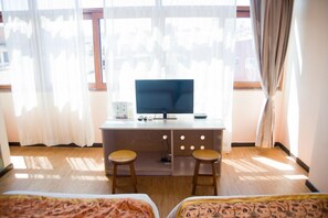 Comfort Twin Room | Living area | 35-inch flat-screen TV with satellite channels, TV