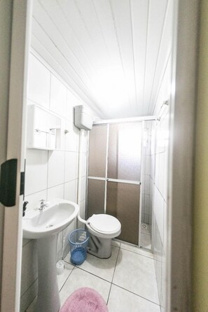 Studio, Multiple Beds | Bathroom | Shower, towels