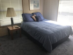 3 bedrooms, iron/ironing board, free WiFi, bed sheets - House on the Water W/Boat Tie up (Ocean City)