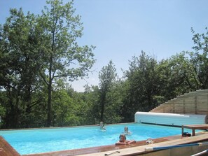 Lämmitetty uima-allas