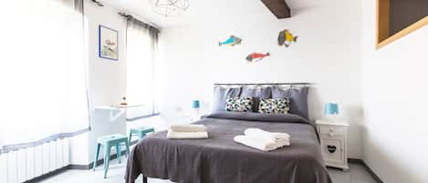 2 bedrooms, desk, iron/ironing board, WiFi