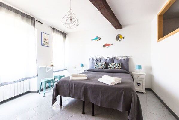 2 bedrooms, desk, iron/ironing board, WiFi