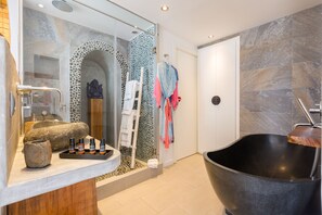 Zen Suite | Badkamer | Gratis toiletartikelen, een haardroger, badjassen, pantoffels