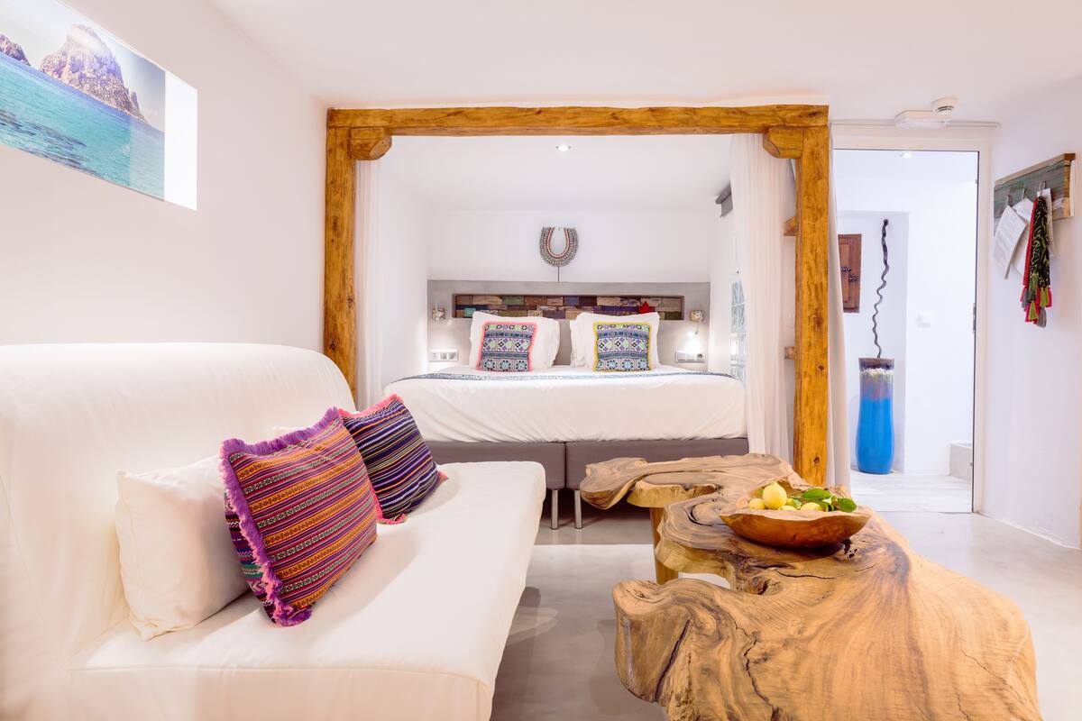 Minibar, caja fuerte, cortinas opacas y sistema de insonorización